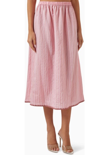 Şık Tasarımlı Iki Parça Abaya Seti Geleneksel Işçilik ile Modayı Buluşturuyor