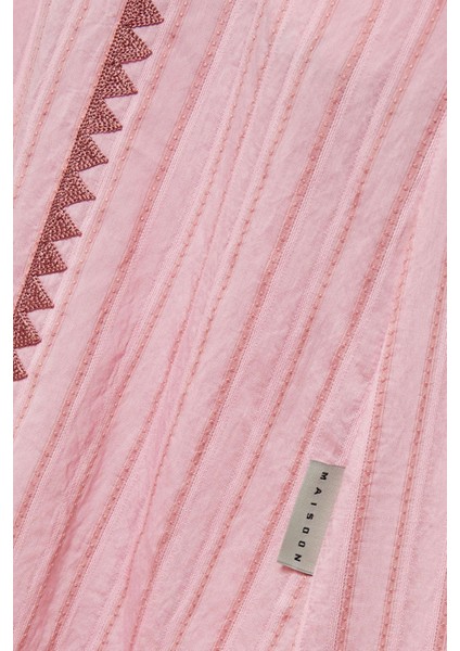 Şık Tasarımlı Iki Parça Abaya Seti Geleneksel Işçilik ile Modayı Buluşturuyor