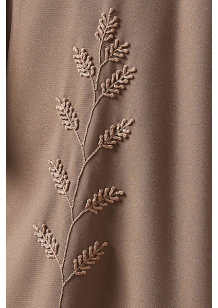 Şık Fern Işlemeli Abaya Takımı Modern Tesettür Modası Için Ideal Seçim