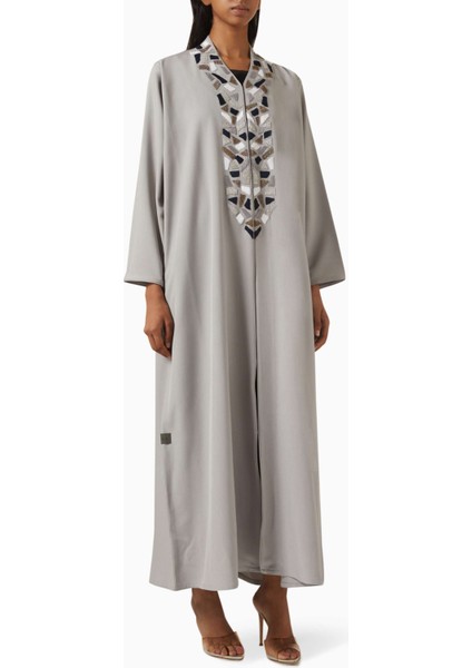 Günlük Şıklık Için Işlemeli Abaya ve Eşleşen Şila ile Rahat Kullanım