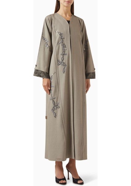 Şık Dikişli Abaya ile Günlük ve Gece Şıklığını Yakalayın