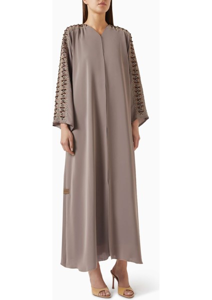 Minimalist Kesim Nakışlı Abaya Konforlu V Yaka ve Uyumlu Sheila ile Şık Görünüm