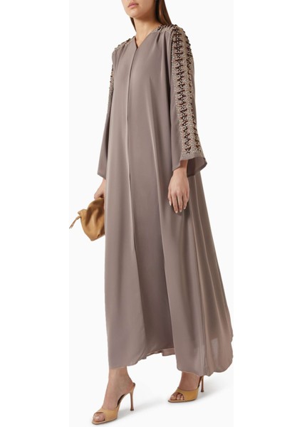 Minimalist Kesim Nakışlı Abaya Konforlu V Yaka ve Uyumlu Sheila ile Şık Görünüm fiyatları
