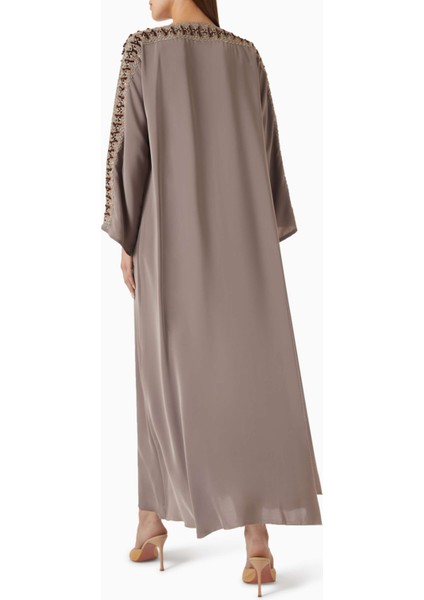 Minimalist Kesim Nakışlı Abaya Konforlu V Yaka ve Uyumlu Sheila ile Şık Görünüm modelleri