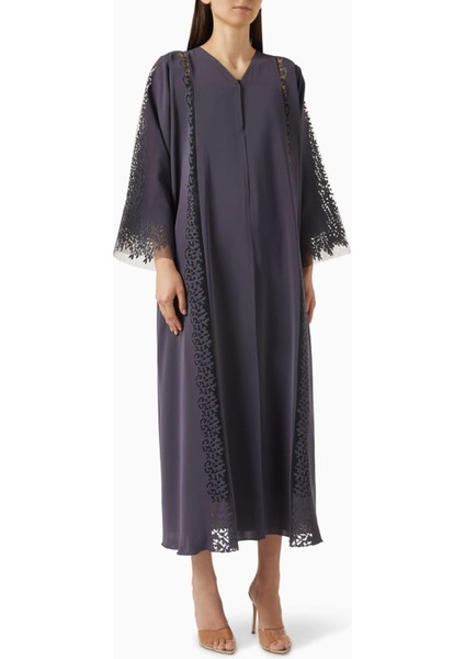 Rahat Kesim Dantel Detaylı Abaya ile Şık ve Konforlu Giyinmenin Yolu