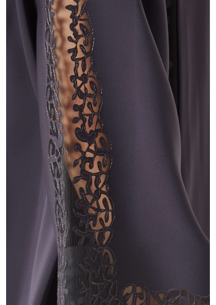 Rahat Kesim Dantel Detaylı Abaya ile Şık ve Konforlu Giyinmenin Yolu