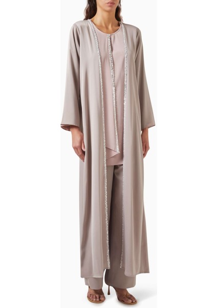 Şık Dört Parçalı Abaya Seti Rahatlığı ve Zarafetiyle Sunuyor