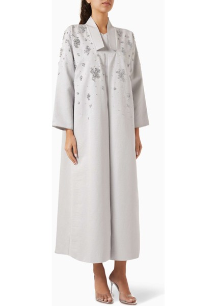 Fonksiyonel ve Şık Drape Yapısı ile Boncuk Süslemeli Abaya Modası