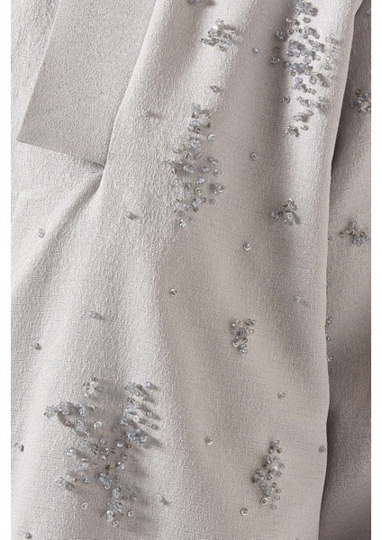 Fonksiyonel ve Şık Drape Yapısı ile Boncuk Süslemeli Abaya Modası