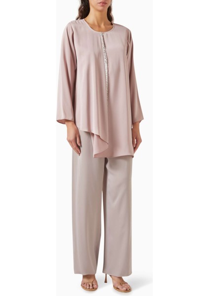 Şık Dört Parçalı Abaya Seti Rahatlığı ve Zarafetiyle Sunuyor fırsatları