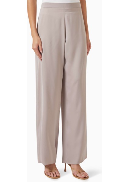 Şık Dört Parçalı Abaya Seti Rahatlığı ve Zarafetiyle Sunuyor indirimleri