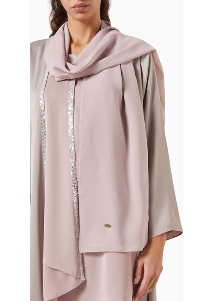 Şık Dört Parçalı Abaya Seti Rahatlığı ve Zarafetiyle Sunuyor