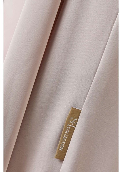 Şık Dört Parçalı Abaya Seti Rahatlığı ve Zarafetiyle Sunuyor