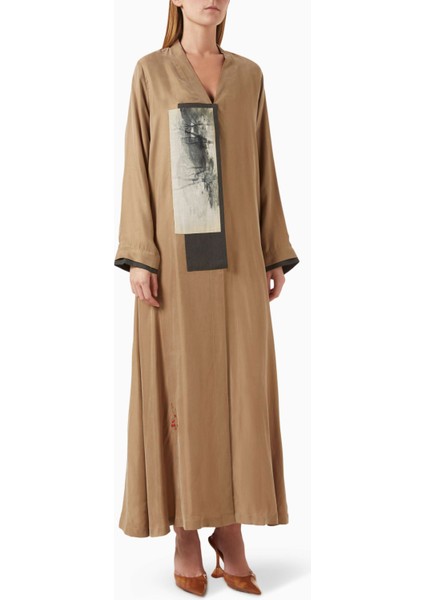 Işlemeli Ipek Abaya Modern ve Geleneksel Estetiği Bir Arada Sunuyor