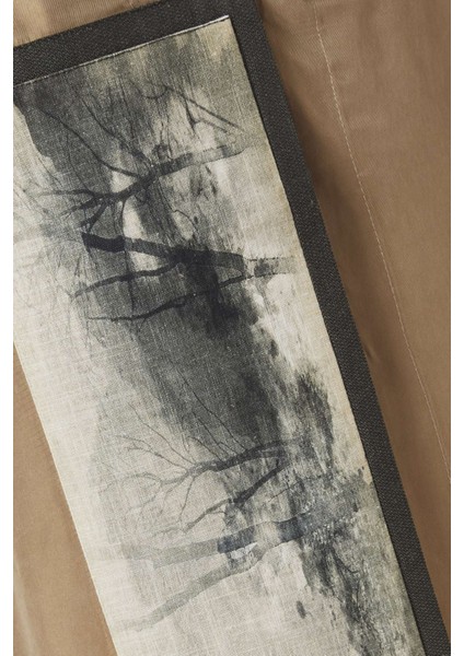 Işlemeli Ipek Abaya Modern ve Geleneksel Estetiği Bir Arada Sunuyor