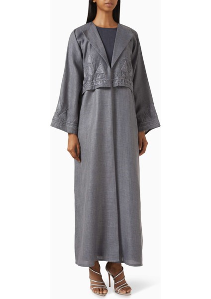 Işlemeli Abaya Seti ile Zarif Tasarımlar ve Geleneksel El Sanatları Bir Arada