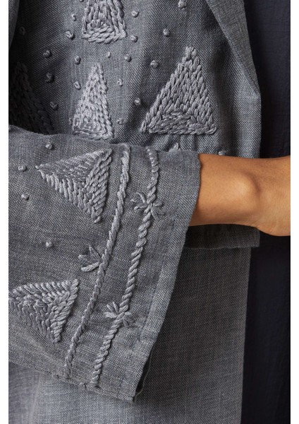 Işlemeli Abaya Seti ile Zarif Tasarımlar ve Geleneksel El Sanatları Bir Arada