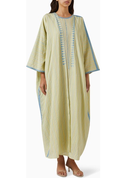 Şıklık ve Geleneksel Ifadelerle Tasarlanmış Nakışlı Abaya Seti