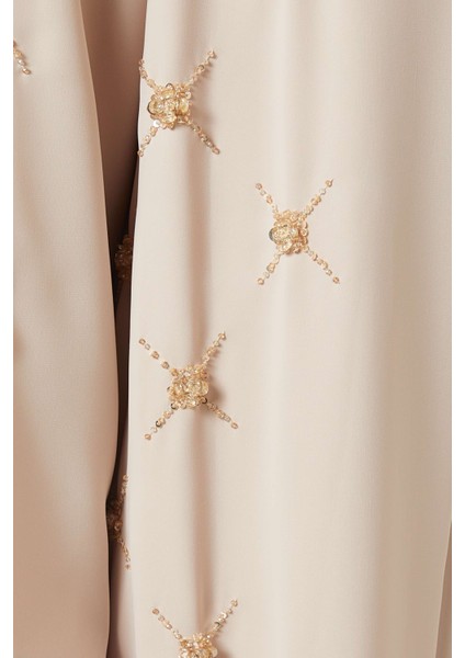 Krepe Kumaşlı Boncuk Detaylı Abaya Modern Kadınlar Için Konforlu Şıklık