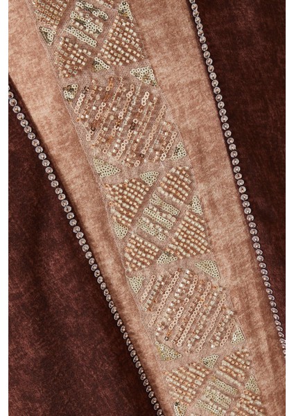 Konforlu Pamuk Karışımlı 4 Parça Işlemeli Abiye Takımı Şıklığı ile Gün Boyu Rahatlık Sağlar