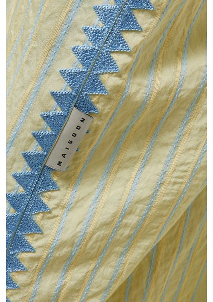 Şıklık ve Geleneksel Ifadelerle Tasarlanmış Nakışlı Abaya Seti