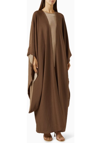 Dört Parça Ters Yüz Çevirilebilir Abaya Seti Şıklık ve Rahatlığı Bir Araya Getiriyor