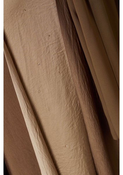 Dört Parça Ters Yüz Çevirilebilir Abaya Seti Şıklık ve Rahatlığı Bir Araya Getiriyor