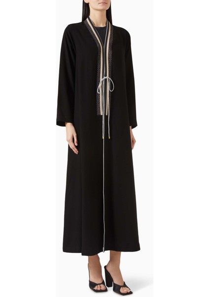 Şık ve Modern Kuşaklı Abaya Tasarımı ile Elegan Bir Görünüm