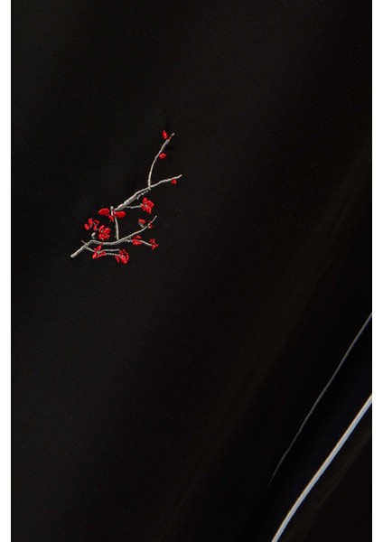 Şık ve Modern Kuşaklı Abaya Tasarımı ile Elegan Bir Görünüm indirimleri