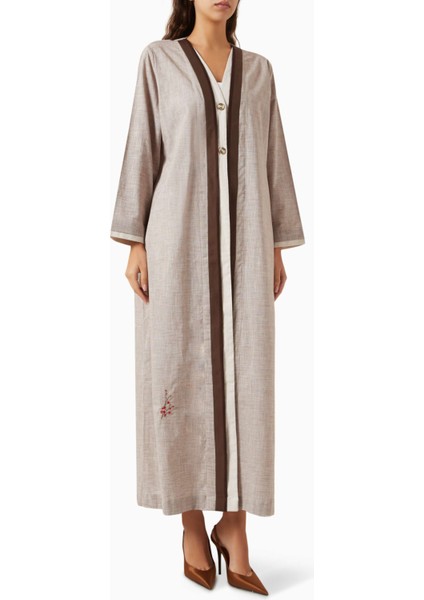 Modern ve Şık Uzun Kollu Abaya Pamuklu Tasarım ile Zarif Görünüm Sunuyor