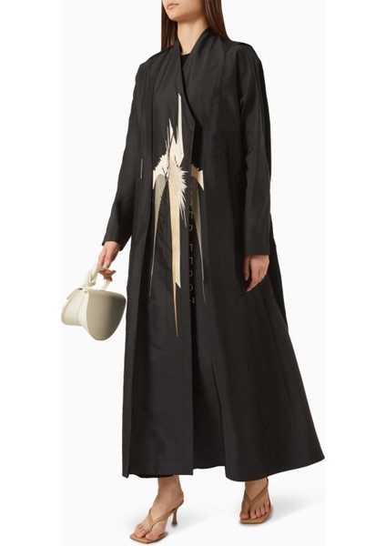 Şık Geometrik Desenli Abaya Uzun Kollu Açık Ön Tasarım ile Konfor ve Pratiklik Sunuyor fiyatları