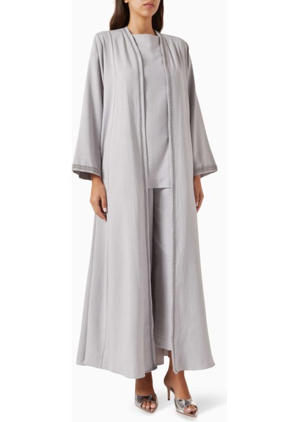 Dört Parça Nakışlı Abaya Seti Rahat Şıklık ve Kullanışlılık Için Ideal Seçim
