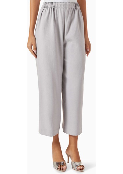 Dört Parça Nakışlı Abaya Seti Rahat Şıklık ve Kullanışlılık Için Ideal Seçim