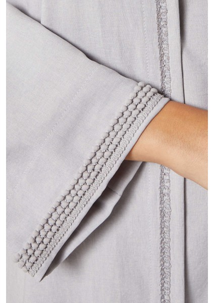 Dört Parça Nakışlı Abaya Seti Rahat Şıklık ve Kullanışlılık Için Ideal Seçim