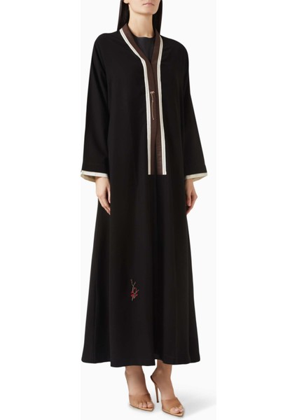 Modern ve Şık Uzun Kollu Abaya Bütünleyici Detaylarla Zarif Görünüm Sunuyor