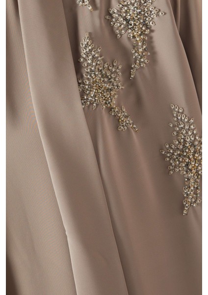 Şık Yüzüklü Abaya ile Rahat ve Zarif Tasarım Calla Stilinde