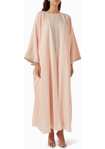 Konfor ve Şıklığı Bir Araya Getiren Üç Parçalı Işlemeli Abaya Seti