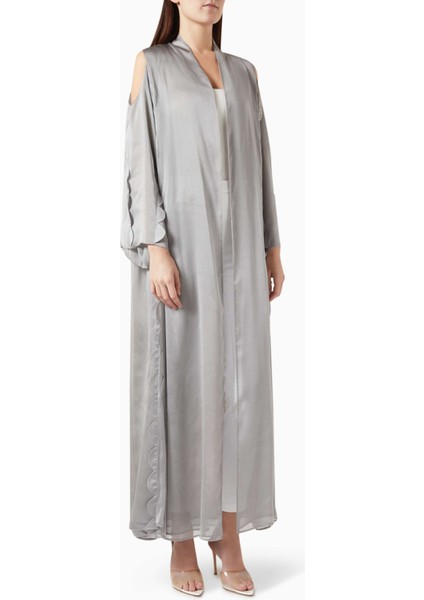 Modern ve Şık Açık Ön Abaya Soğuk Omuz Detaylı ve Dökümlü Kenar Tasarımıyla