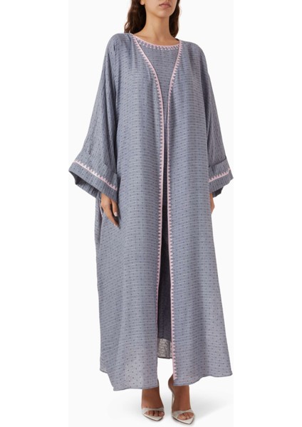 Modern Kadınlar Için Şık ve Fonksiyonel Işlemeli Üç Parça Abaya Seti