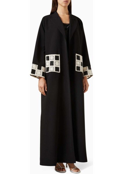 Şıklık ve Konforu Bir Araya Getiren Düz Kesim Uzun Kollu Abaya Tasarımı