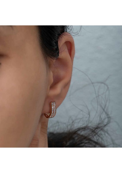 Gümüş Çift Sıra Beyaz Taşlı J Kadın Küpe fırsatları