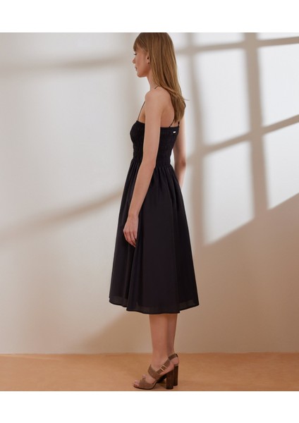 Düz Yaka Askılı Elbise