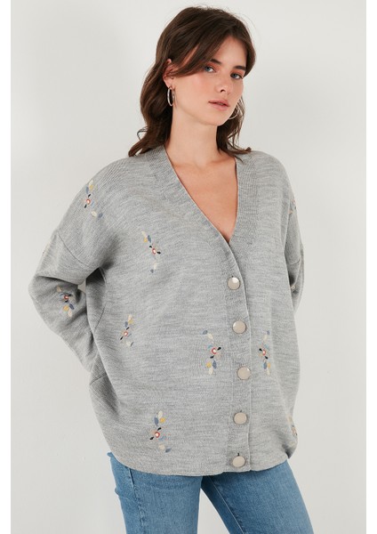 Çiçek Işlemeli Oversize Fit V Yaka Düğmeli Hırka Bayan Hırka 4616191 indirimleri