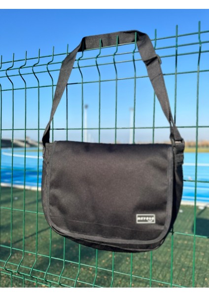 Siyah Renk Postacı Çantası