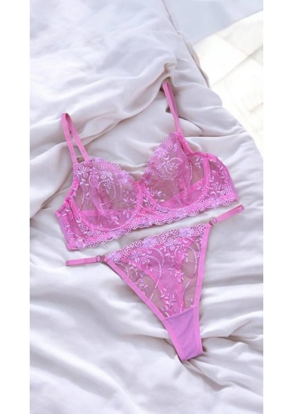 Lingerie – Çiçek Nakışlı Desteksiz C Cup Sütyen & Külot Takımı (90-95-100 C) fırsatları