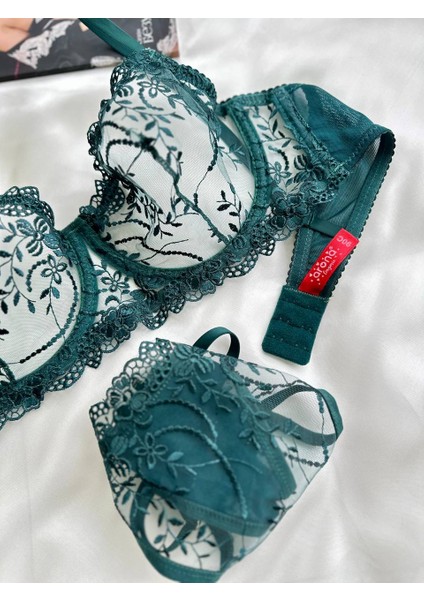 Lingerie – Çiçek Nakışlı Desteksiz C Cup Sütyen & Külot Takımı (90-95-100 C)