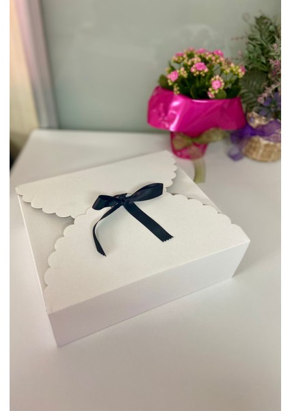 Siyah Kurdaleli Beyaz Hediye Kutusu