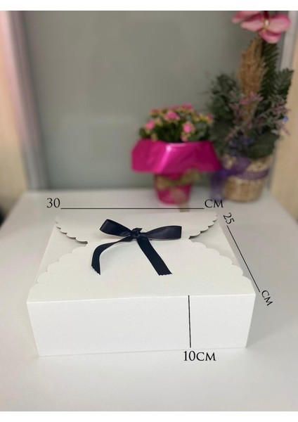 Siyah Kurdaleli Beyaz Hediye Kutusu fiyatları