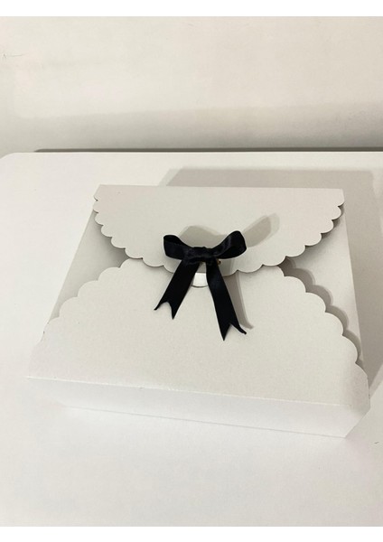 Siyah Kurdaleli Beyaz Hediye Kutusu modelleri