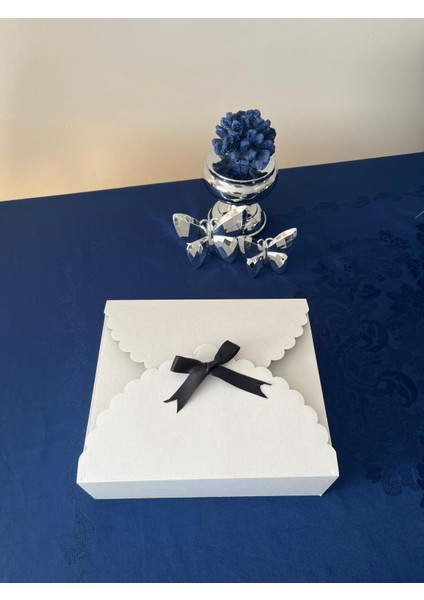 Siyah Kurdaleli Beyaz Hediye Kutusu fırsatları